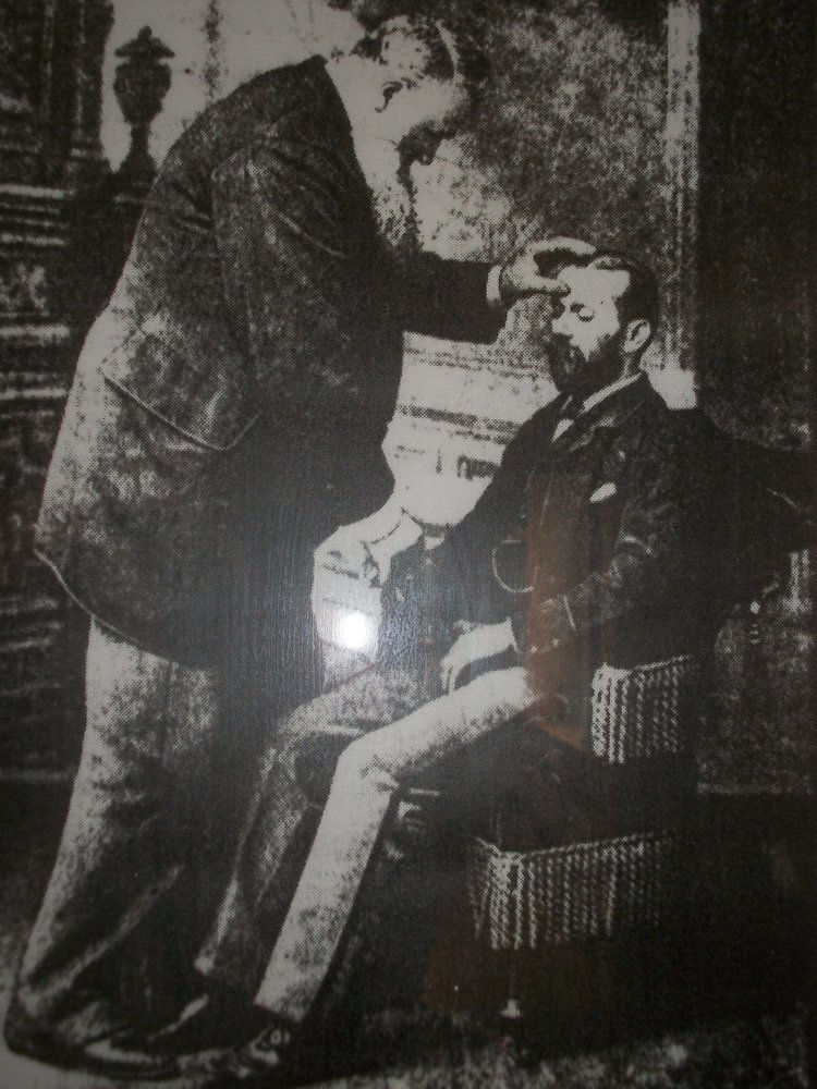 Bild oben: Hypnosebehandlung im 19. Jahrhundert